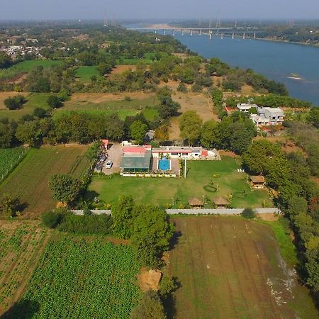 Krishna Farm Hotel Vasad Esterno foto
